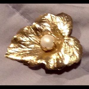 Vintage small gold tone leaf pin